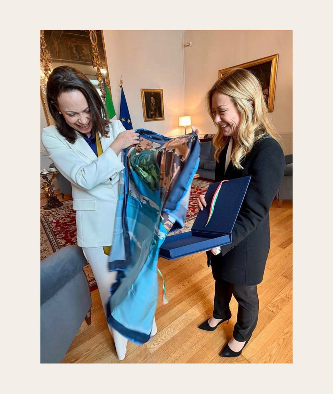 Il Presidente Meloni omaggia con un Foulard Talarico María Corina Machado